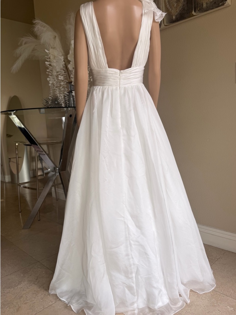Mac Duggal

Ruffle Shoulder V-Neck Gown White size 4 - Picture 12 of 12